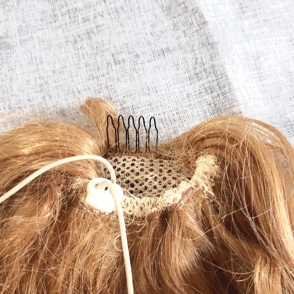 Accessories: pony tail. - Picture 2 of 3